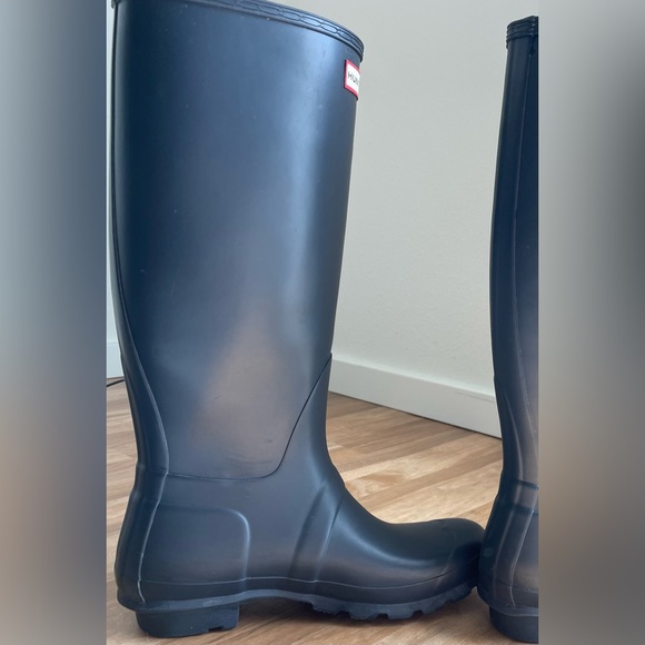 Price DROP Hunter Classic Tall Boots Sz 7 Navy. Light wear on soles. - Picture 4 of 8